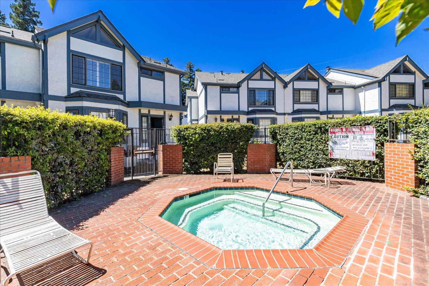 Community pool and spa at Windsor townhomes in Campbell CA